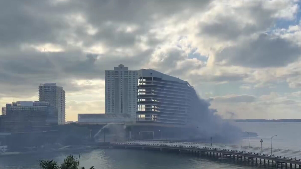 Η στιγμή που κατεδαφίζεται το κτίριο στο Μαϊάμι