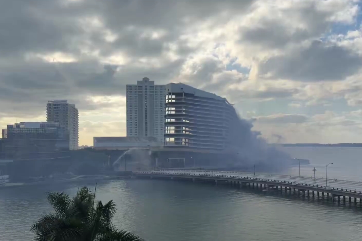 Η στιγμή που κατεδαφίζεται το κτίριο στο Μαϊάμι