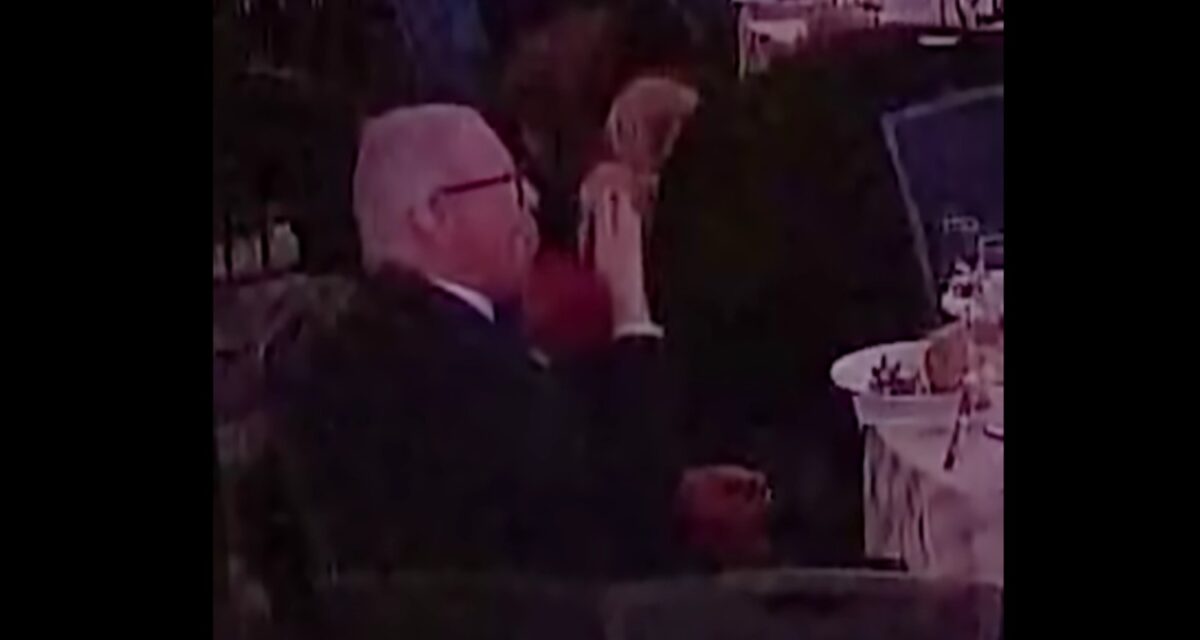 Πυροβολισμοί στον Λευκό Οίκο: «Δεν υπήρχε καμία περίπτωση να έπεφτα με το καινούργιο μου σμόκιν στο βρώμικο πάτωμα» είπε ο άνδρας που συνέχιζε να τρώει