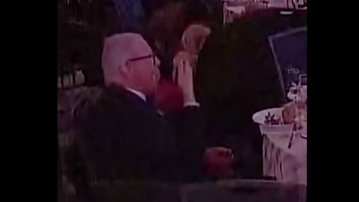 Ατάραχος άνδρας συνέχιζε να τρώει εν μέσω πυροβολισμών στο δείπνο των Ανταποκριτών του Λευκού Οίκου