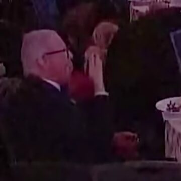 Ατάραχος άνδρας συνέχιζε να τρώει εν μέσω πυροβολισμών στο δείπνο των Ανταποκριτών του Λευκού Οίκου