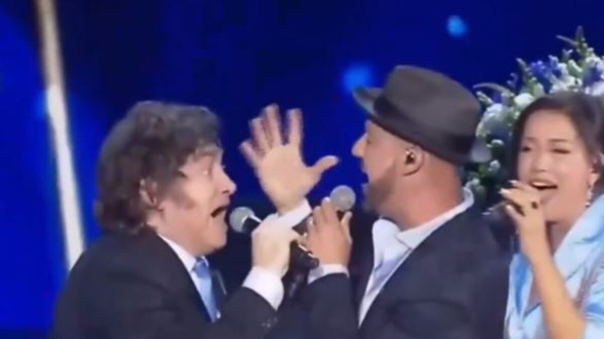 Ο Χαβιέρ Μιλέι τραγουδάει