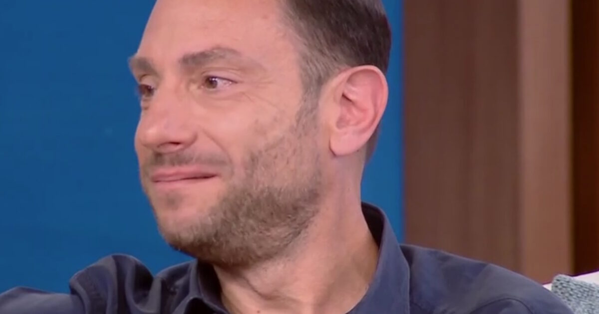 Ο γιος του Μανώλη Μητσιά δάκρυσε on air μιλώντας για τον τραγουδιστή: «Εγώ είμαι ο μεγαλύτερος φαν του»