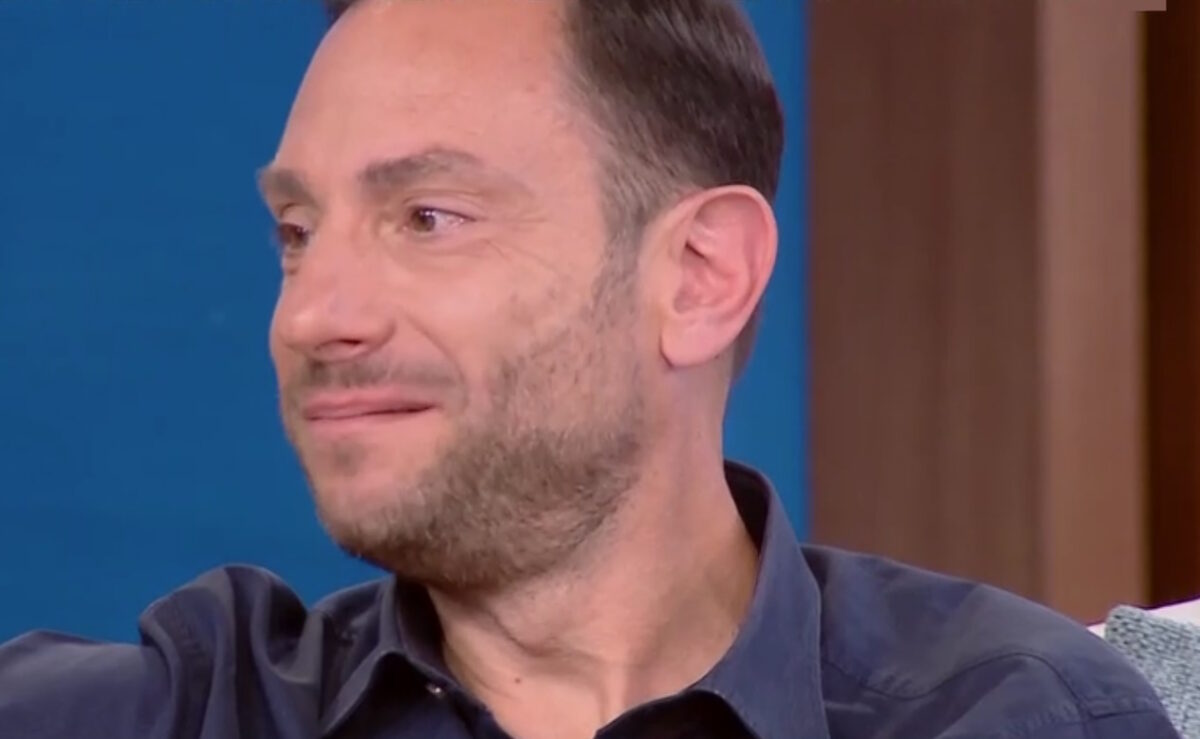 Ο γιος του Μανώλη Μητσιά δάκρυσε on air μιλώντας για τον τραγουδιστή: «Εγώ είμαι ο μεγαλύτερος φαν του»