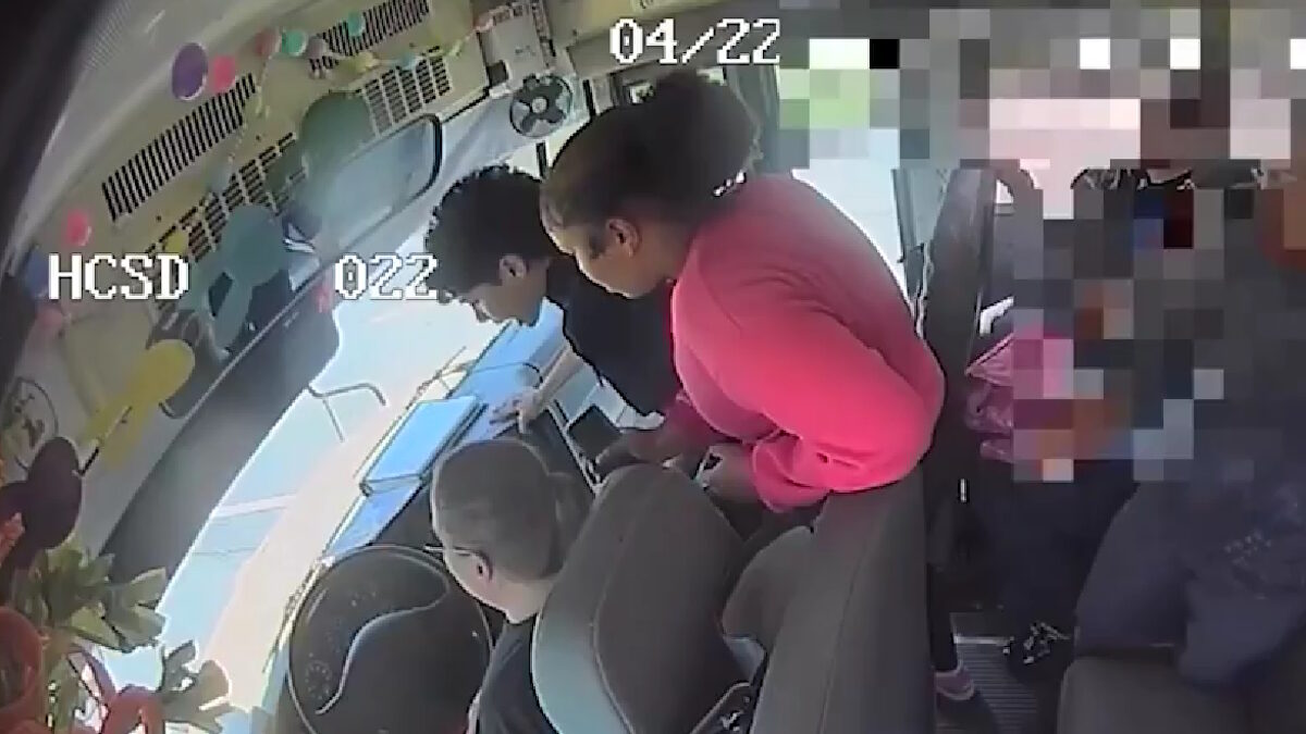 Μαθητές στο Μισισίπι σταματούν σχολικό μετά τη λιποθυμία της οδηγού στο τιμόνι