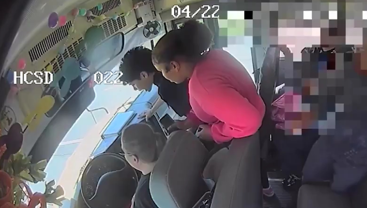 Μαθητές στο Μισισίπι σταματούν σχολικό μετά τη λιποθυμία της οδηγού στο τιμόνι