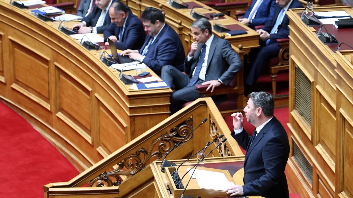 Ο Κυριάκος Μητσοτάκης και ο Νίκος Ανδρουλάκης στη Βουλή