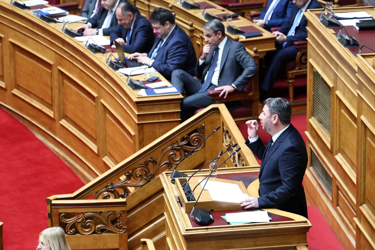 Ο Κυριάκος Μητσοτάκης και ο Νίκος Ανδρουλάκης στη Βουλή