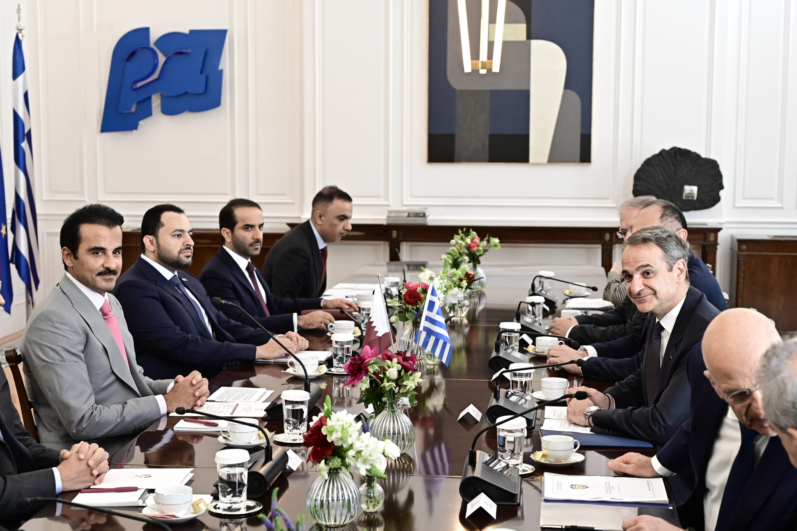 Στιγμιότυπο από τη συνάντηση του πρωθυπουργού Κυριάκου Μητσοτάκη με τον Εμίρη του Κατάρ Σεΐχη Ταμίμ μπιν Χαμάντ Αλ Θανί, στο Μέγαρο Μαξίμου  (Πηγή φωτογραφίας: ΜΙΧΑΛΗΣ ΚΑΡΑΓΙΑΝΝΗΣ