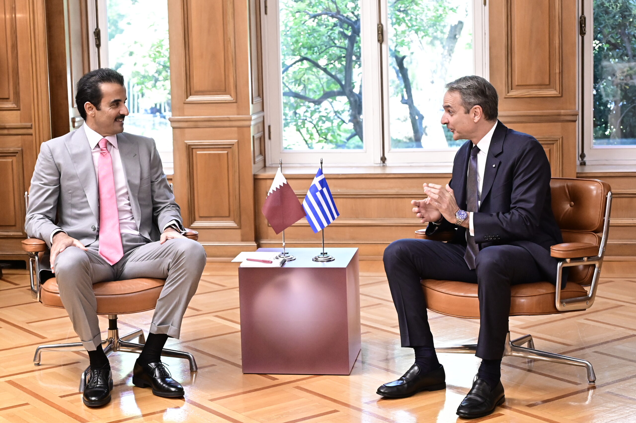 Στιγμιότυπο από τη συνάντηση του πρωθυπουργού Κυριάκου Μητσοτάκη με τον Εμίρη του Κατάρ Σεΐχη Ταμίμ μπιν Χαμάντ Αλ Θανί, στο Μέγαρο Μαξίμου  (Πηγή φωτογραφίας: ΜΙΧΑΛΗΣ ΚΑΡΑΓΙΑΝΝΗΣ