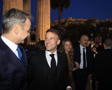 Συζήτηση του πρωθυπουργού, Κυριάκου Μητσοτάκη με τον Πρόεδρο της Γαλλίας, Emmanuel Macron στη Ρωμαϊκή Αγορά Αθηνών