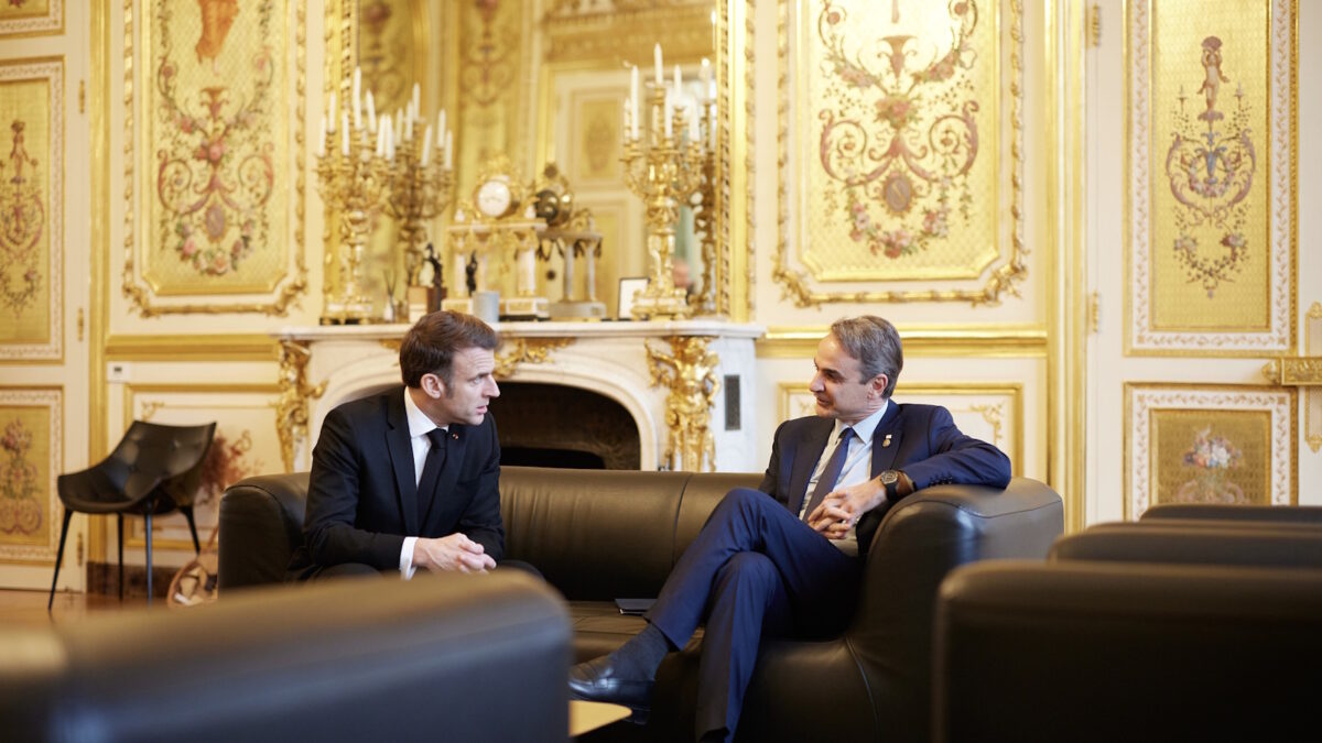 Ο Εμανουέλ Μακρόν με τον Κυριάκο Μητσοτάκη