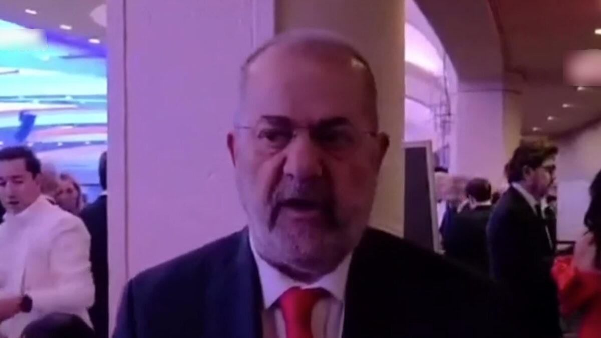 Ο Μιχάλης Ιγνατίου μέσα στην αίθουσα που γινόταν το δείπνο