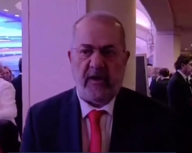 Ο Μιχάλης Ιγνατίου μέσα στην αίθουσα που γινόταν το δείπνο