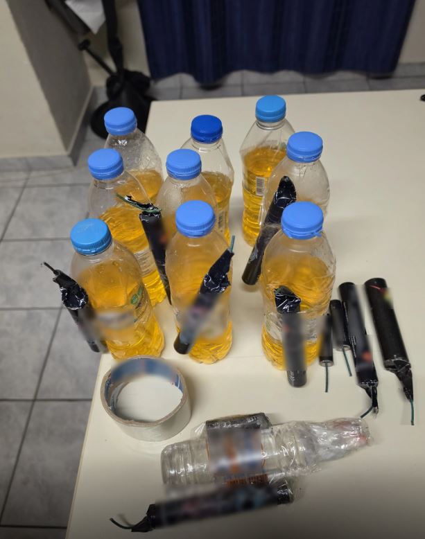 Συλλήψεις για βόμβες μολότοφ και κροτίδες