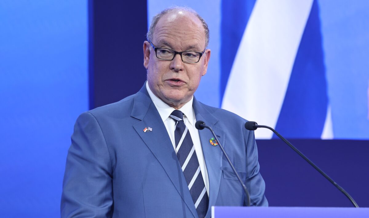 Πρίγκιπας Αλβέρτος: Με καρφίτσες στο πέτο τη σημαία του Μονακό και της Ελλάδας μαζί, μίλησε στο Φόρουμ των Δελφών