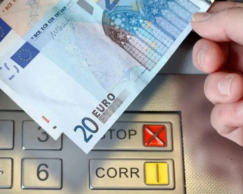 Χαρτονομίσματα 20 ευρώ σε ATM