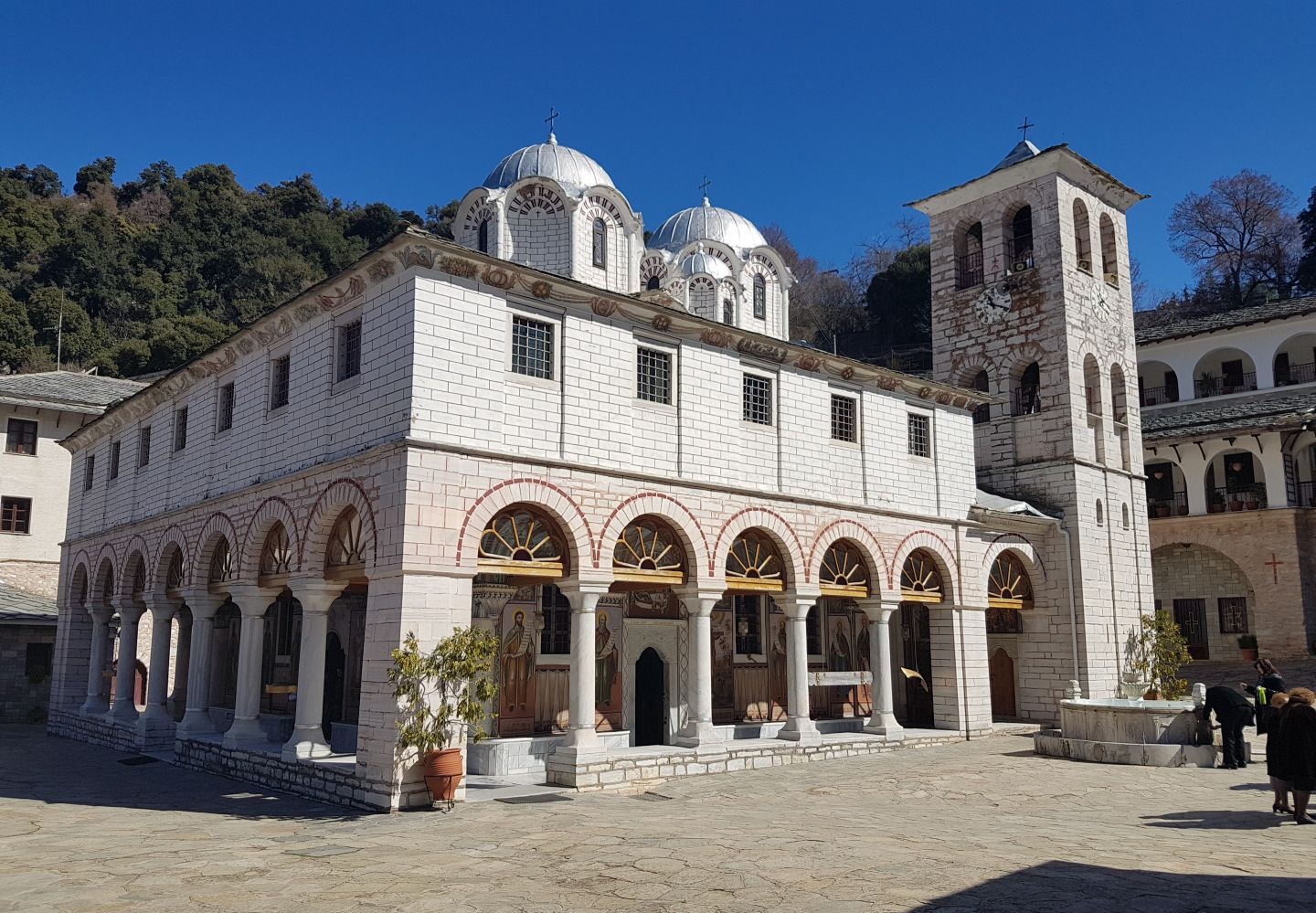 moni eikosifoinissas