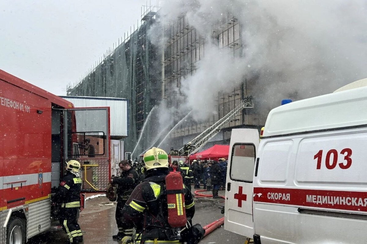 Πυροσβέστες επιχειρούν στη φωτιά στη Μόσχα