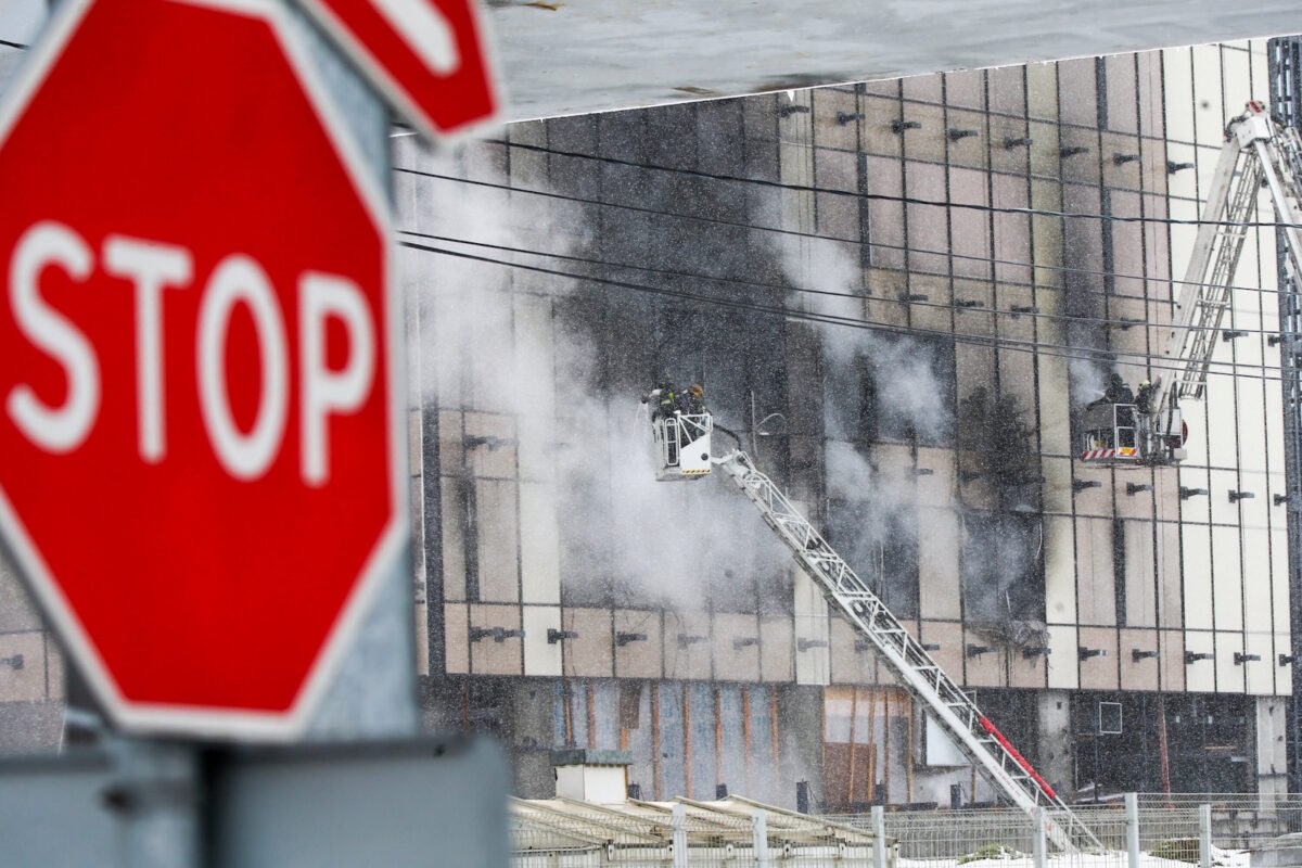 Πυροσβέστες επιχειρούν στη φωτιά στη Μόσχα