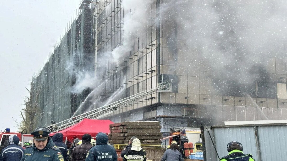 Πυροσβέστες επιχειρούν στη φωτιά στη Μόσχα