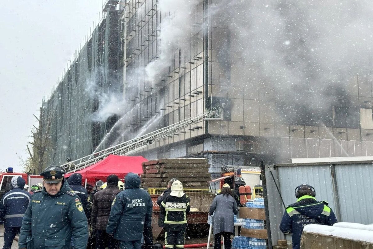 Πυροσβέστες επιχειρούν στη φωτιά στη Μόσχα