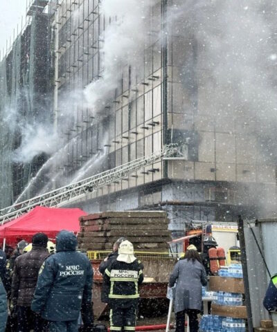 Πυροσβέστες επιχειρούν στη φωτιά στη Μόσχα