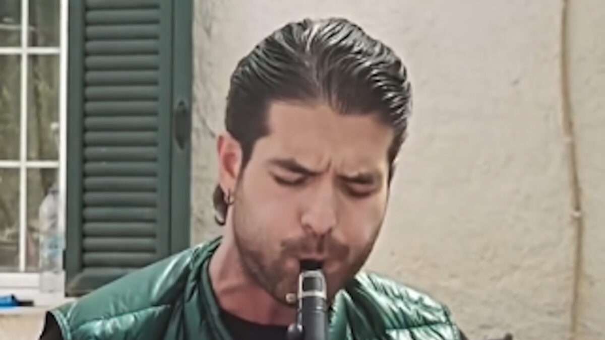 Ο Άρης Μουγκοπέτρος παίζει κλαρίνο μπροστά σε φίλους του