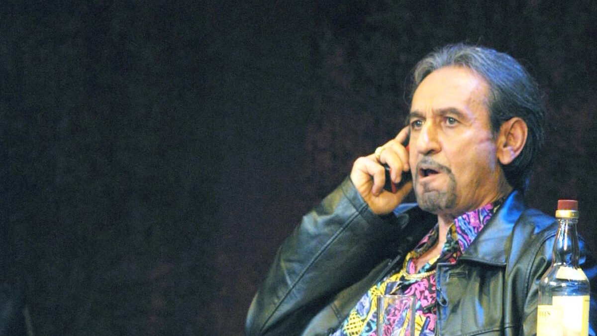 Ο Σωτήρης Μουστάκας σε θεατρική παράσταση