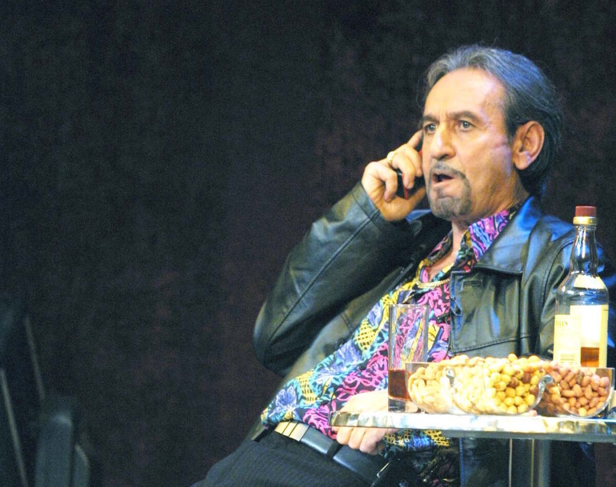 Ο Σωτήρης Μουστάκας σε θεατρική παράσταση