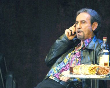 Ο Σωτήρης Μουστάκας σε θεατρική παράσταση