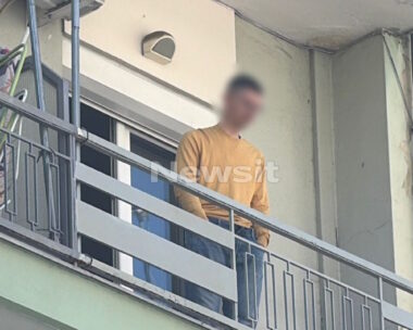 Θεσσαλονίκη: Φοιτητής απειλεί να πέσει από τον 3ο όροφο πολυκατοικίας – Zητάει βοήθεια ψυχολόγου