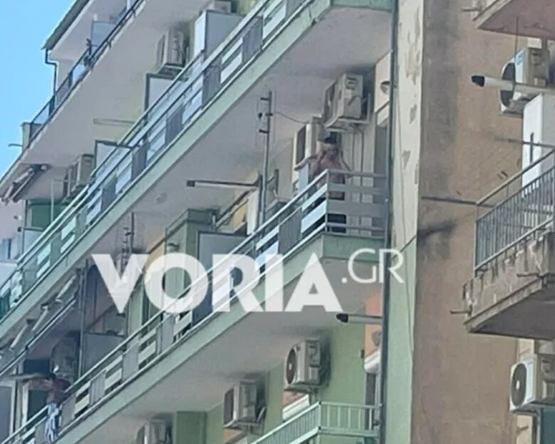 Φοιτητής απειλεί να πέσει από τον 3ο όροφο πολυκατοικίας