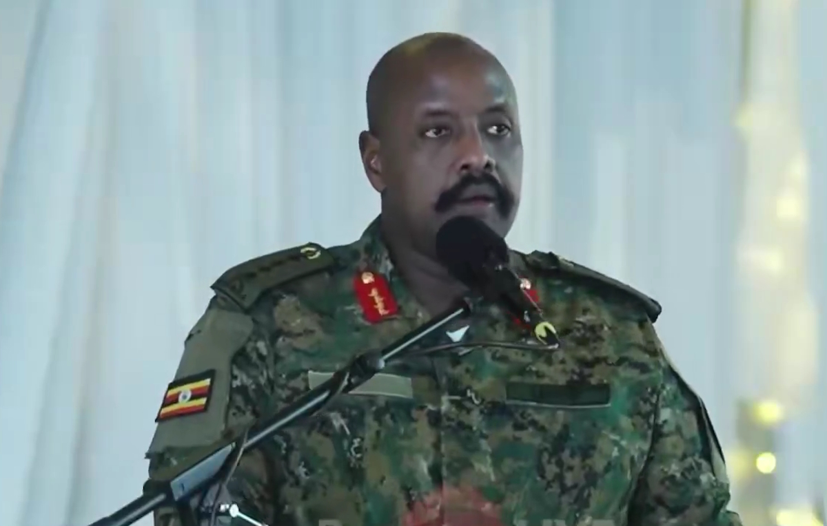 Ο αρχηγός του στρατού της Ουγκάντας δηλώνει ότι είναι κατά 14% Έλληνας και έχει συγγένεια με τον Μέγα Αλέξανδρο