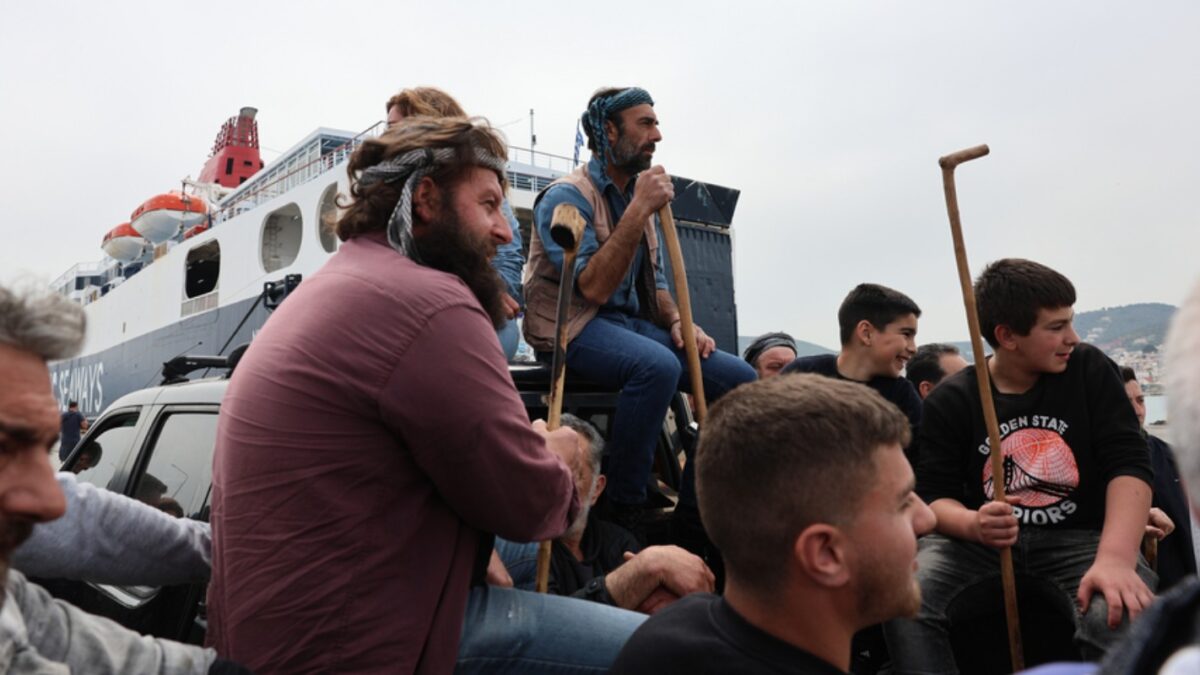 Κτηνοτρόφοι συμμετέχουν στο παλλεσβιακό συλλαλητήριο, εμποδίζοντας τη φόρτωση και εκφόρτωση φορτηγών από τα επιβατηγά πλοία της γραμμής, στο λιμάνι της Μυτιλήνης