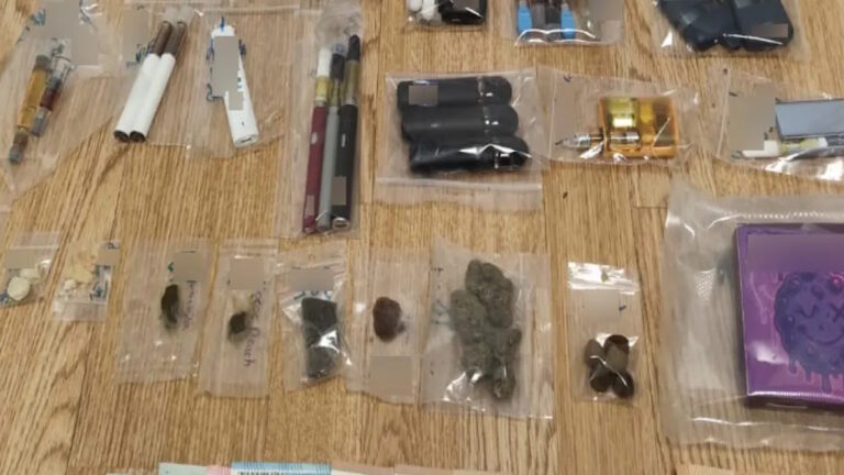 Συνελήφθη σωφρονιστικός υπάλληλος που εισήγαγε ναρκωτικά και συσκευές ατμίσματος κάνναβης, από ΗΠΑ, Ισπανία, Βρετανία