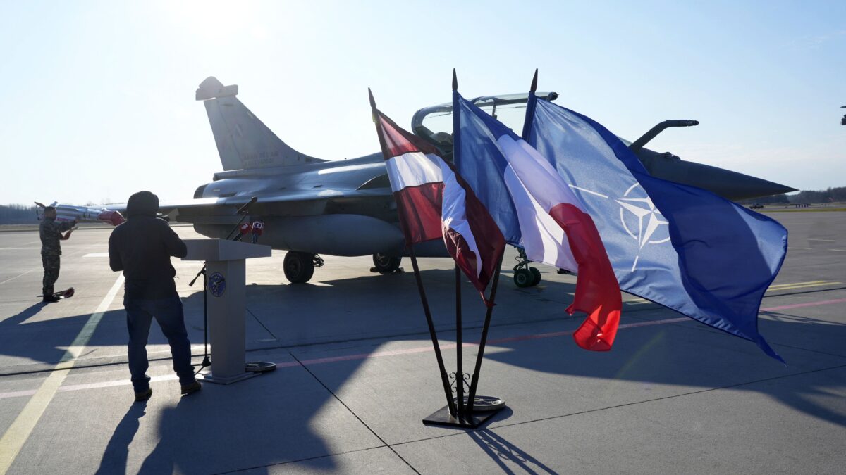 Σημαίες της Λετονίας, της Γαλλίας και του ΝΑΤΟ