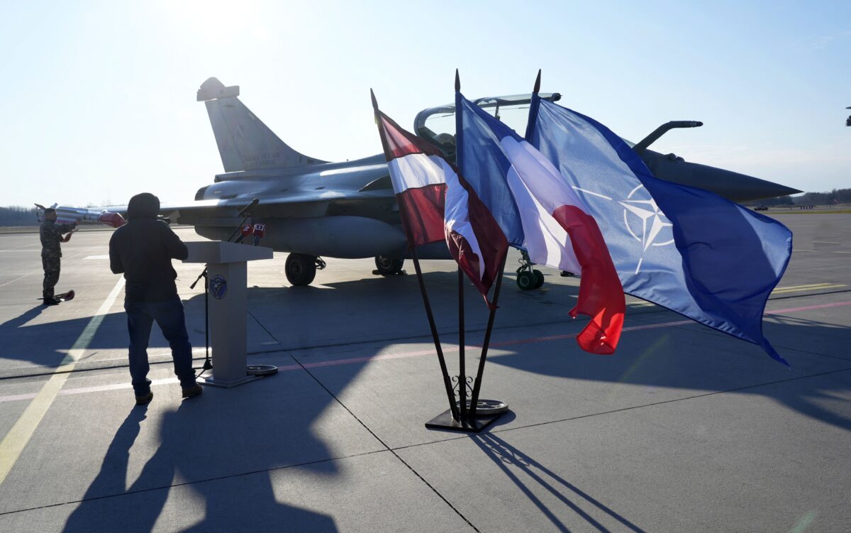 Σημαίες της Λετονίας, της Γαλλίας και του ΝΑΤΟ