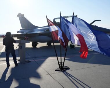 Σημαίες της Λετονίας, της Γαλλίας και του ΝΑΤΟ