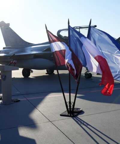 Σημαίες της Λετονίας, της Γαλλίας και του ΝΑΤΟ