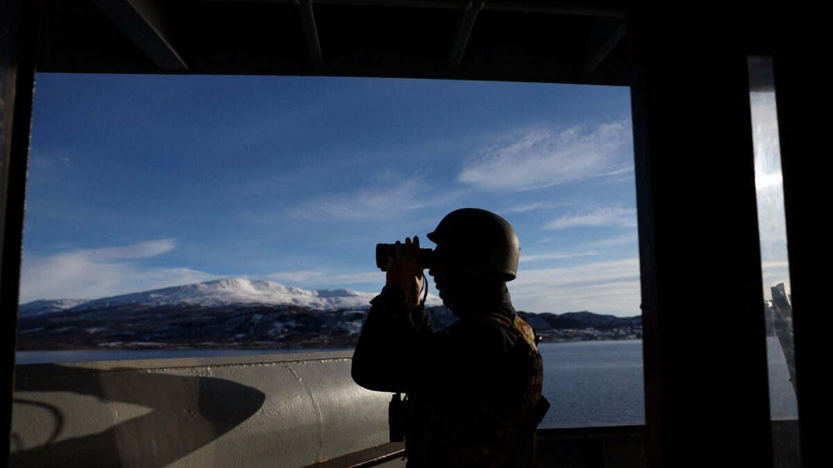 Μέλος πληρώματος στρατιωτικής άσκησης «Cold Response 2026» του ΝΑΤΟ