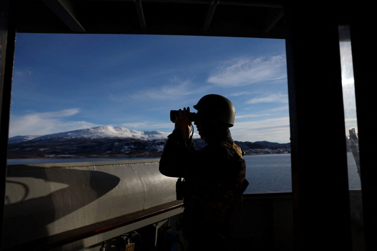 Μέλος πληρώματος στρατιωτικής άσκησης «Cold Response 2026» του ΝΑΤΟ