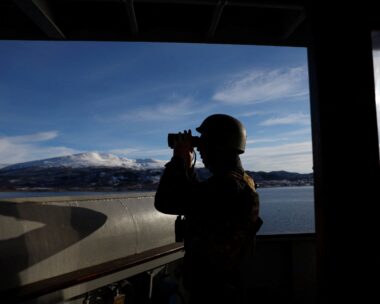 Μέλος πληρώματος στρατιωτικής άσκησης «Cold Response 2026» του ΝΑΤΟ