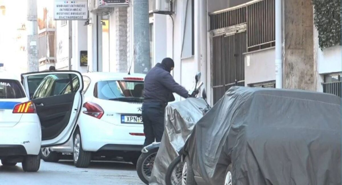 Αστυνομικοί έξω από το σπίτι όπου ήταν ταμπουρωμένος ο 55χρονος στον Νέο Κόσμο
