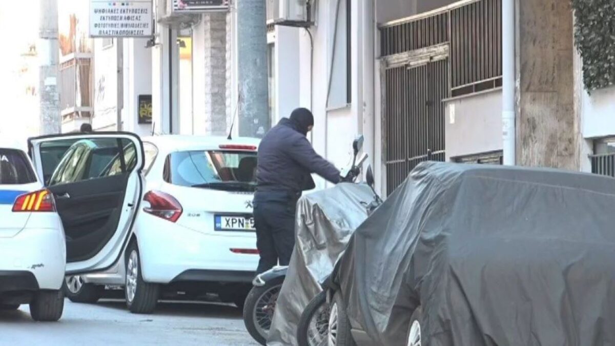 Αστυνομικοί έξω από το σπίτι όπου ήταν ταμπουρωμένος ο 55χρονος στον Νέο Κόσμο