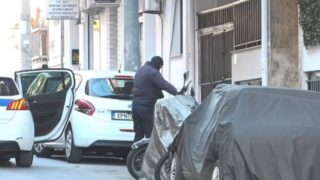 Αστυνομικοί έξω από το σπίτι όπου ήταν ταμπουρωμένος ο 55χρονος στον Νέο Κόσμο