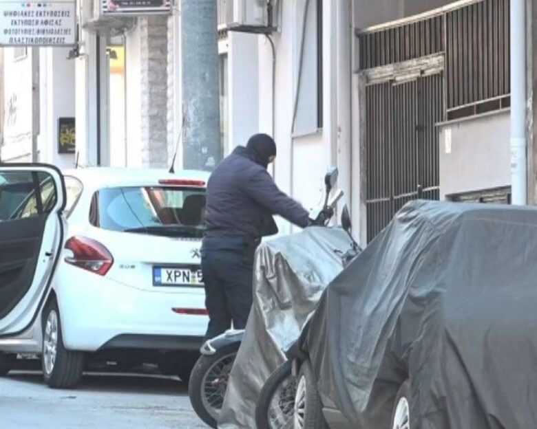 Αστυνομικοί έξω από το σπίτι όπου ήταν ταμπουρωμένος ο 55χρονος στον Νέο Κόσμο