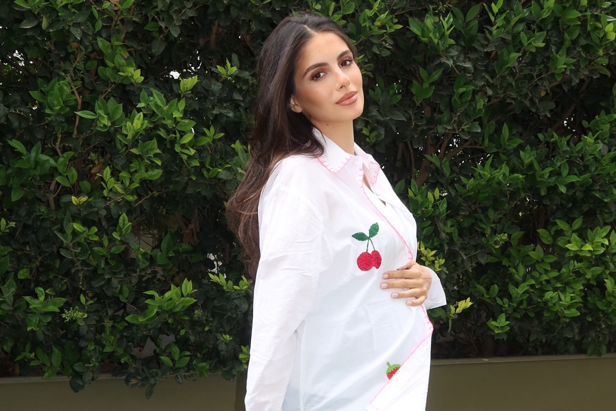 Αλεξάνδρα Νίκα: Ποζάρει στον κήπο του σπιτιού της με φουσκωμένη κοιλίτσα, στον 7ο μήνα της εγκυμοσύνης της