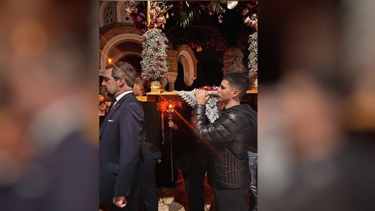 Ο Νικόλαος Ντε Γκρες κράτησε τον Επιτάφιο στην Εκάλη – Μαζί του ο Γιώργος Τσαλίκης με τους γιους του, δείτε βίντεο