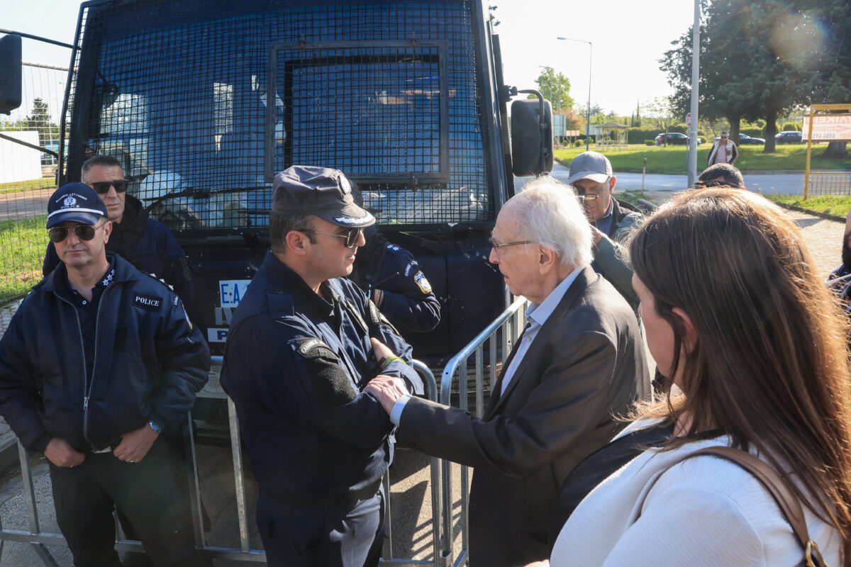 Ο Νίκος Κωνσταντόπουλος διαμαρτύρεται στους αστυνομικούς